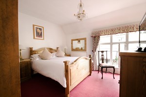 Overnight Luxury Escape With Dinner And Fiz At The White Hart Inn For Two