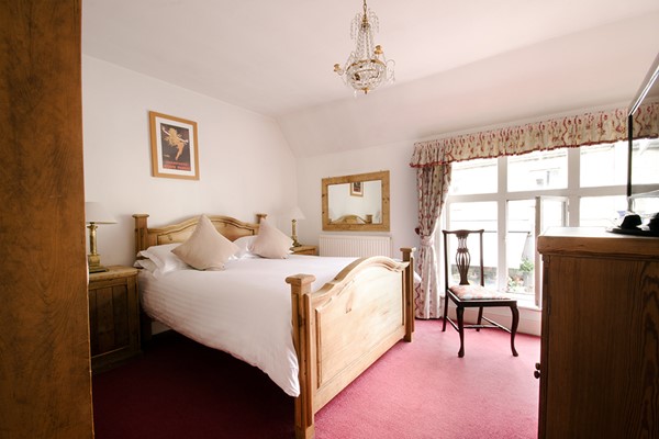 Overnight Luxury Escape With Dinner And Fiz At The White Hart Inn