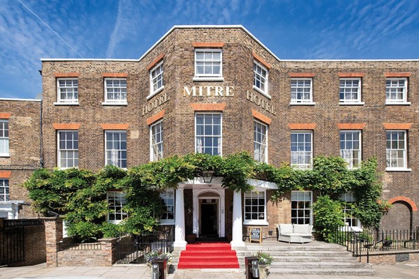 Overnight Stay With Afternoon Tea And A Glass Of Fiz For Two At The Mitre Hotel Hampton Court