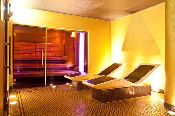 Spa Day With 25 Minute Treatment At Crowne Plaza Battersea For Two