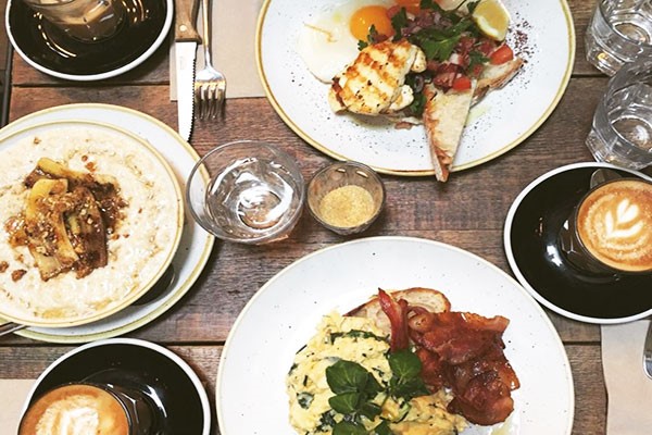 Two Course Brunch With Bottomless Fiz For Two At The Black Penny