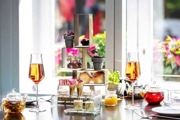 Botanical Afternoon Tea And Bottomless Bubbles At 5* London Marriott Park Lane