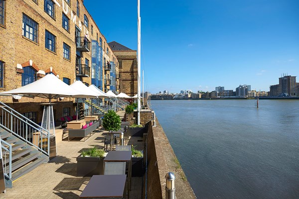 Bottomless Fiz Afternoon Tea For Two At Doubletree By Hilton Docklands Riverside